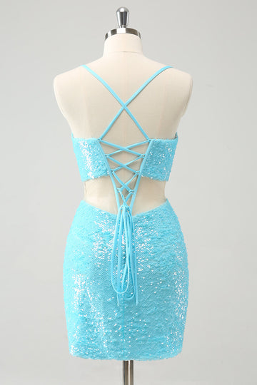 Vestido de fiesta ajustado corto con lentejuelas y tirantes finos en color azul claro brillante con aberturas